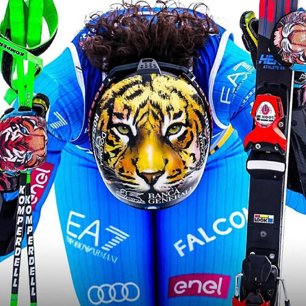 Federica Brignone впечатлява не само със своите победи, но и със своя разпознаваем стил.
Каската с тигър не е просто дизайн – тя изразява характер.
ROSSIGNOL - HERO GIANT FIS TIGER HELMET  можете да намерите в магазините ни. 
SLS – официален представител на ROSSIGNOL за България.