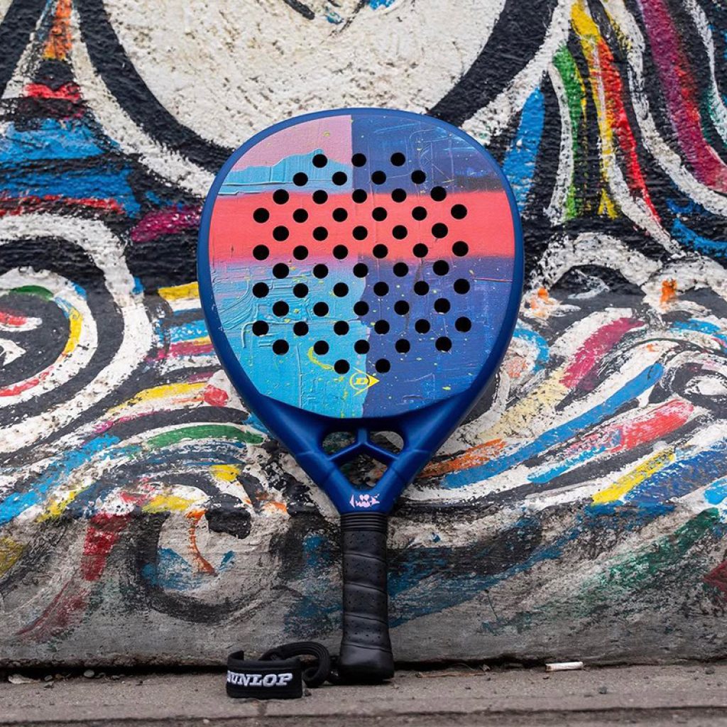 Всеки модел е ограничен до 500 номерирани бройки и се предлага само в избрани специализирани магазини – за онези, които търсят не просто представяне, а израз на стил.
Цялата колекция на Dunlop можете да намерите в магазините ни.
SLS – официален представител на DUNLOP за България.